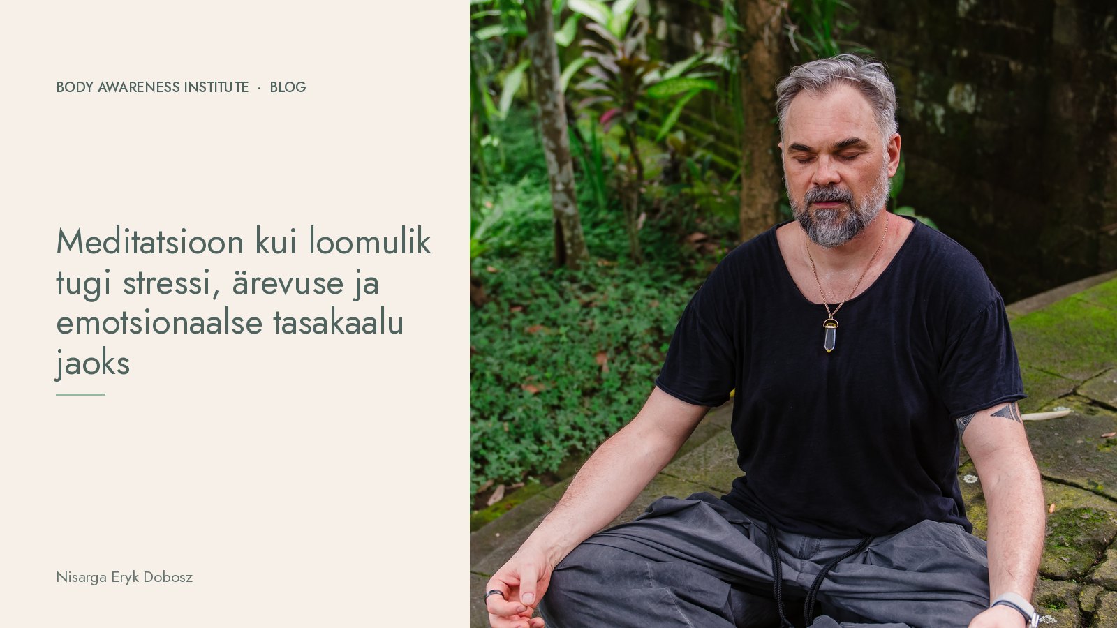 Nisarga Eryk Dobosz mediteerib aias ristis jalgadega, silmad suletud