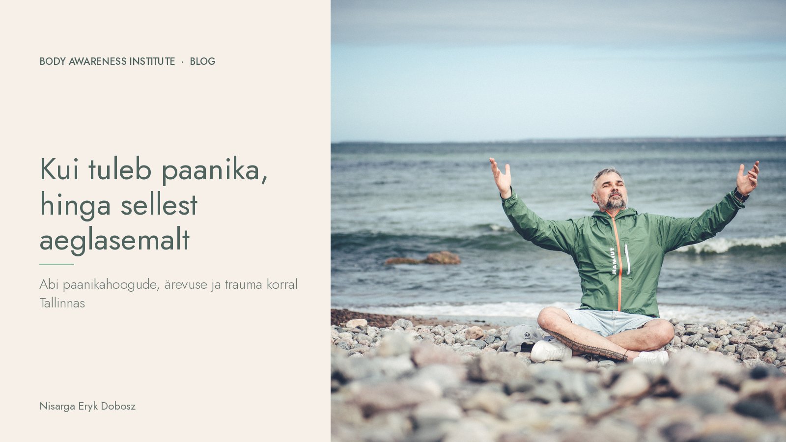 Nisarga Eryk Dobosz istub ristis jalu Eesti kivisel mererannal, käed avatud, ja hingab rahulikult