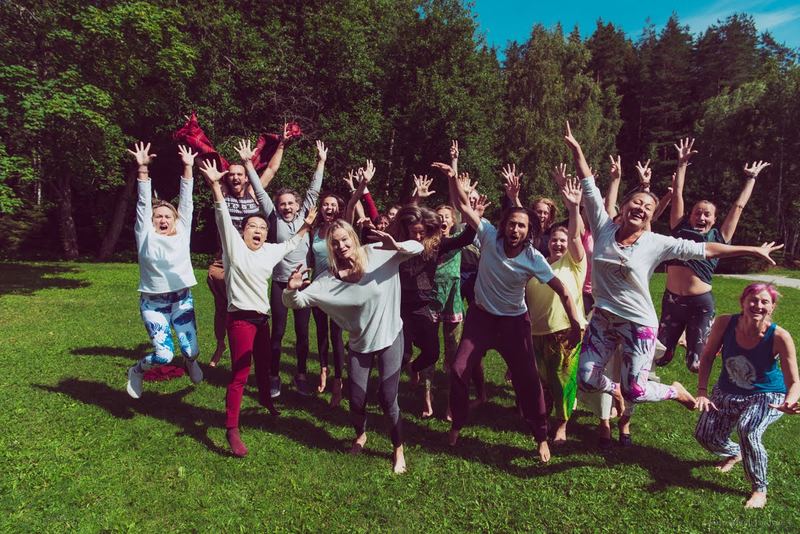 Kogu grupp hüppab rõõmust päikselisel aasal