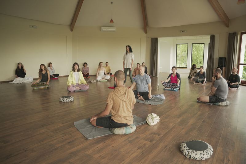 Grupimeditatsioon saalis